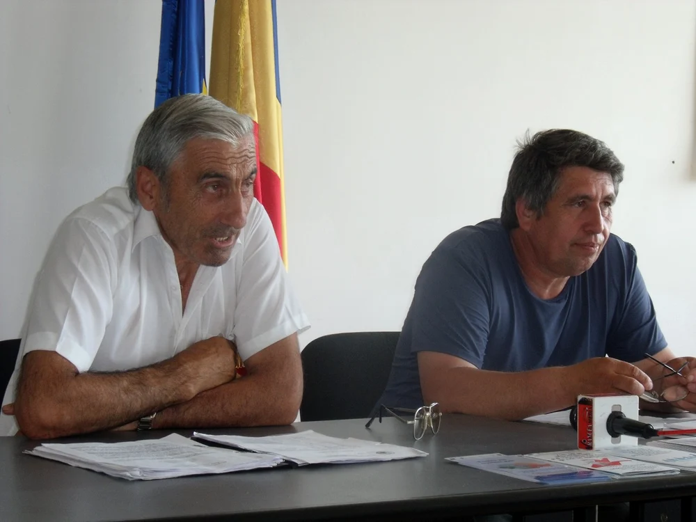Aurel Copu (stânga), acuză Direcţia Silvică