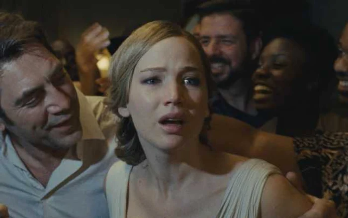 Jennifer Lawrence şi Javier Bardem interpretează rolurile principale în filmul „Mother!“ FOTO Cinemagia