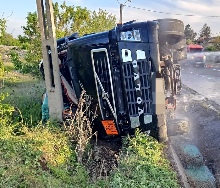 Autocisterna s-a răsturnat pe E85, în Vrancea FOTO: ISU Vrancea