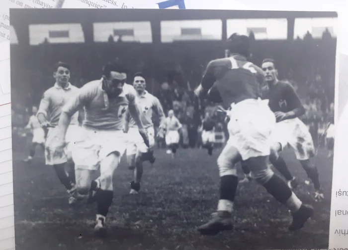 Fază dintr-un meci de rugby, cu tatăl lui Jean surprins în dreapta