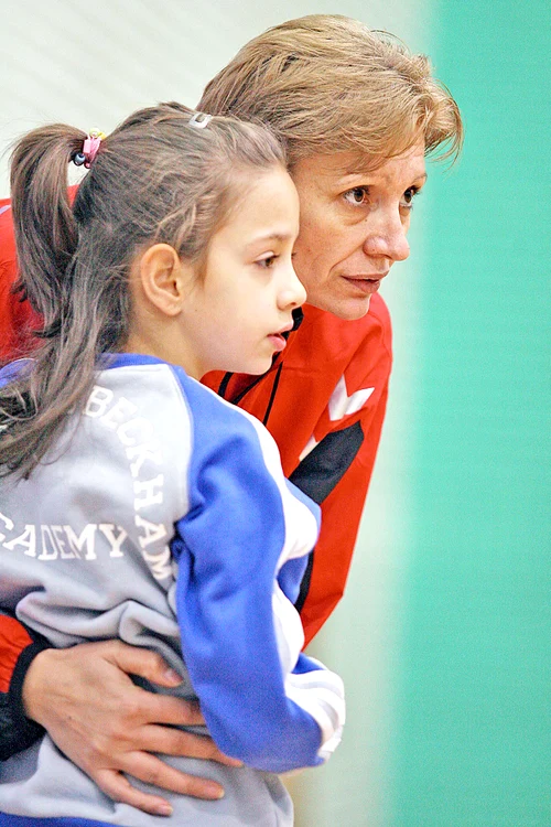 2008. Mariana Tîrcă îi  explica fiicei tainele  handbalului