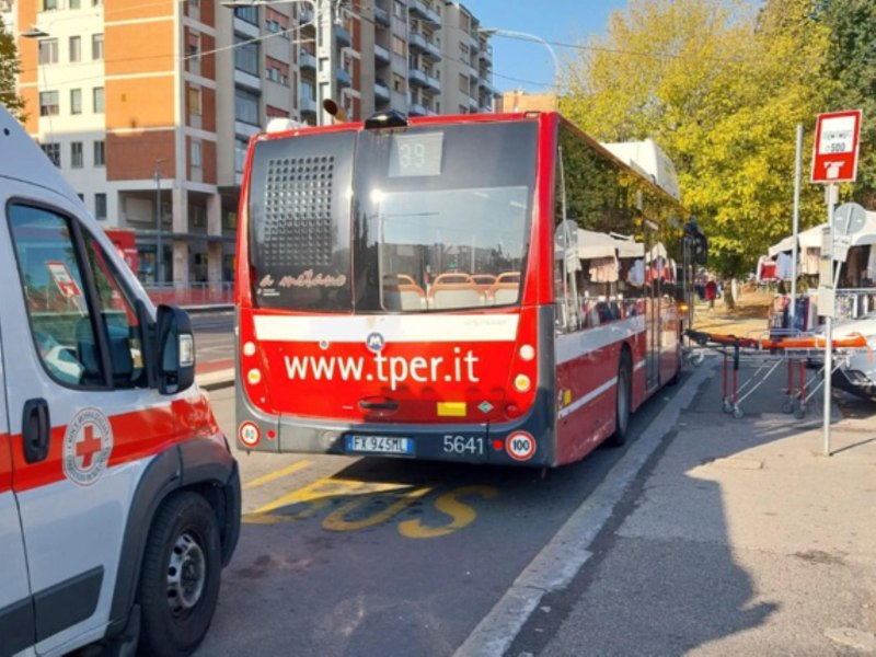 O femeie şi-a adus pe lume copilul într-un autobuz, în Italia. Şoferiţa şi câteva pasagere au ajutat la naşterea băieţelului de aproape 3,5 kilograme