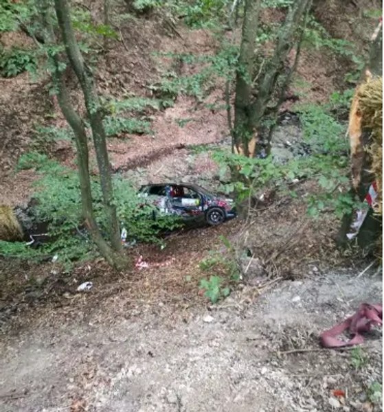 O mașină a căzut într-o râpă adâncă de 5 metri la Raliul Clujului. În ce stare sunt pilotul și copilotul
