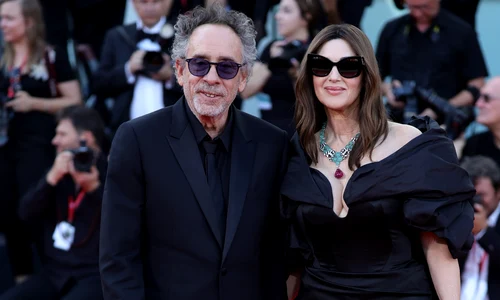 Monica Bellucci și Tim Burton la Veneția GettyImages 2169053508 jpg