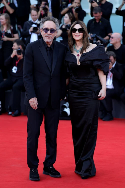 Monica Bellucci și Tim Burton la Veneția GettyImages 2169053508 jpg