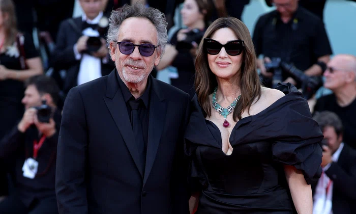 Monica Bellucci și Tim Burton la Veneția GettyImages 2169053508 jpg