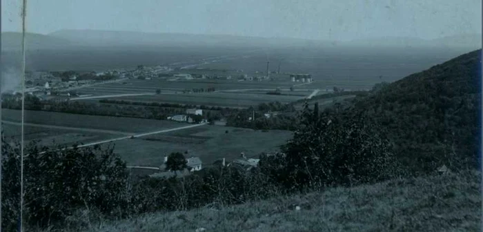 Vedere de pe Dealul Melcilor. În centru, rafinăria (circa 1890). FOTO: Colecţia de fotografii Albert Eichhom a Arhibelor Naţionale ale României - SJAN Braşov