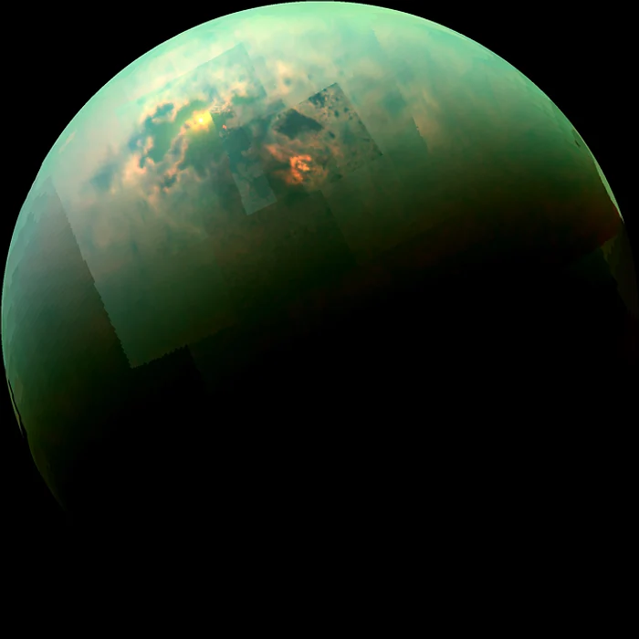 Sonda Cassini a fotografiat reflexia uluitoare a Soarelui în apa de pe suprafața lui Titan, cel mai mare satelit natural al planetei Saturn.