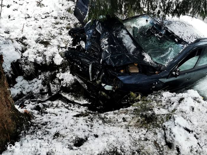 Şoferul a intrat cu maşina într-un copac. Foto: ISU Alba