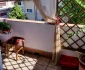 Are și perdeluțe, pentru zilele însorite 