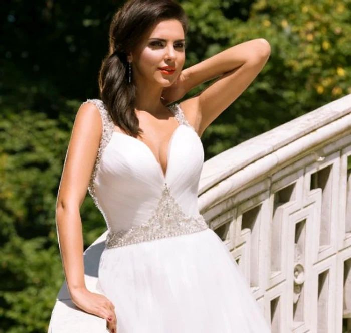 
    Lavinia Pârva a probat mai multe rochii de mireasăFoto: Ghidul Miresei  