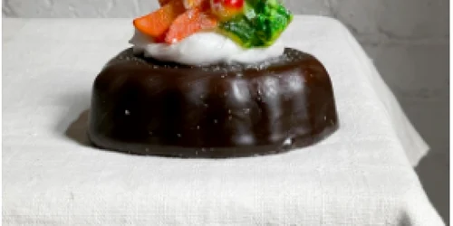 Lumânare de ceară sub formă de prăjitură vândută de brandul John Derian FOTO John Derian. com