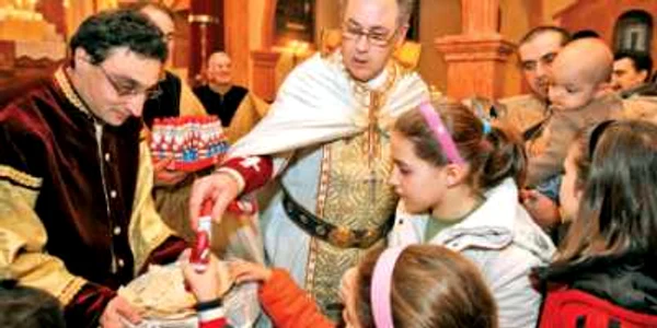 Preoţii armeni au împărţit copiilor pască şi dulciuri  