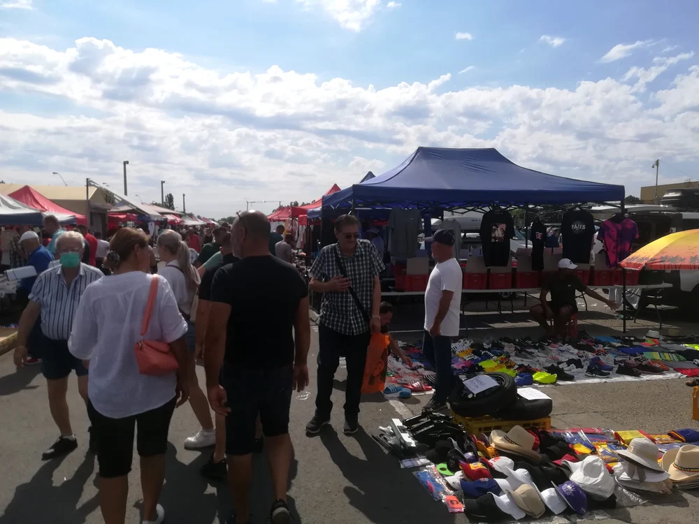 Mii de oameni iau cu asalt târgul în fiecare duminică