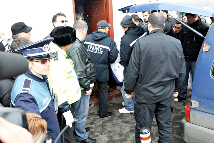 Cadavrele au fost cărate până la maşina IML în pături