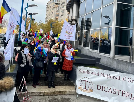 Peste 1.000 de grfieri protestează în fața sediului ICCJ - Foto Facebook BNS 