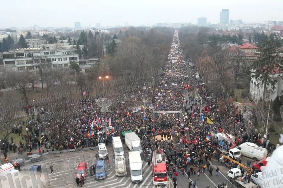 Mii de oameni prezenţi la protestul organizat de USL. (Foto: Marian Vilău)