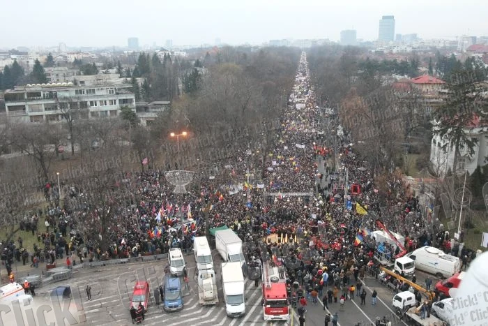 
    Mii de oameni prezenţi la protestul organizat de USL. (Foto: Marian Vilău)  