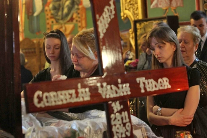 Familia lui Corneliu Vadim Tudor a rămas fără nici un sprijin