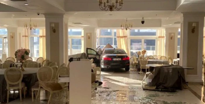 Șoferul a intrat cu mașina direct în restaurant Foto: captură video 