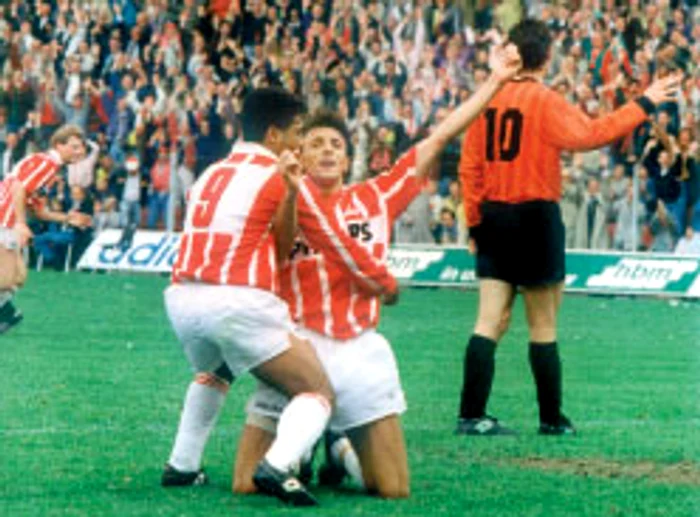 Popescu, îmbrăţişat de brazilianul Romario, după un gol la PSV