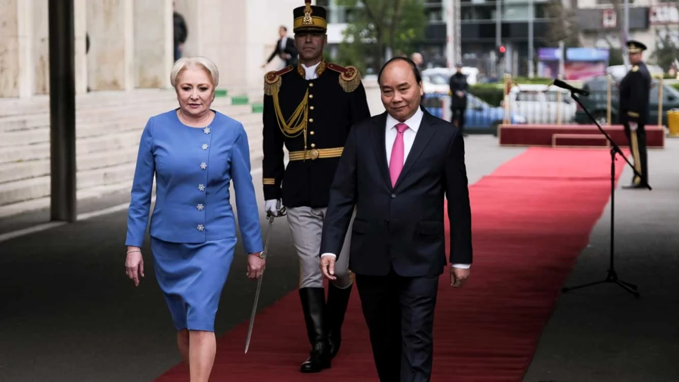 Viorica Dăncilă, într-o creaţie marca Nausica FOTO: Nausica Mircea