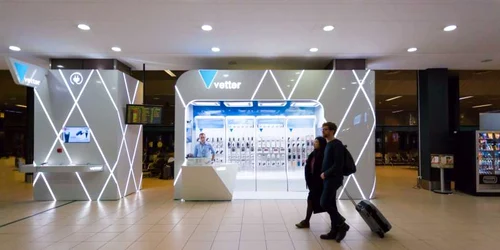 incarcare accesorii electronice in aeroportul otopeni