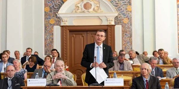 IA Pop rectorul UBB la deschidera conferintei de istorie. foto Ubb
