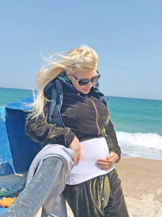 Artista pofteşte  la dulciuri şi s-a  mai rotunjit puţin