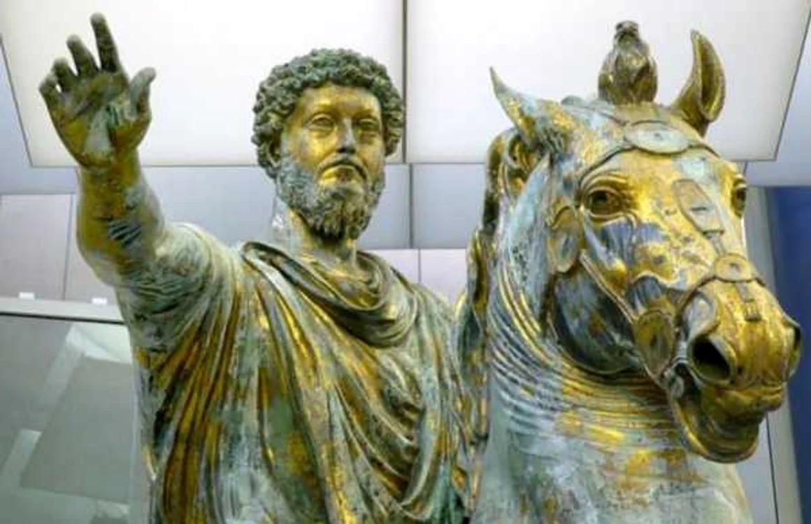 Marcus Aurelius Antoninus Augustus s-a născut la 26 aprilie, în anul 121, înainte de Hristos, la Roma. A fost ultimul dintre cei Cinci Împăraţi Buni fiind un practicant al stoicismului. El spunea:"Daţi-mi liniştea de a accepta lucrurile ce nu le pot schimba, curajul de a le schimba pe cele ce se pot schimba şi înţelepciunea de a le putea distinge unele de altele."