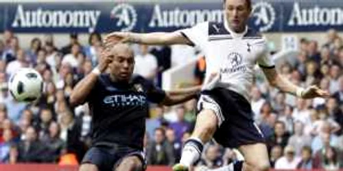 Robbie Keane (dreapta), într-un meci cu Manchester City