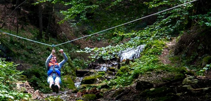 Tiroliana este contruită prin pădure. FOTOe-munte.ro