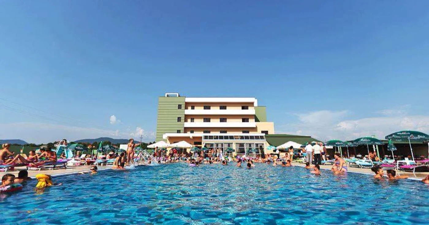 Băimărenii au la dispoziţie mai multe piscine private