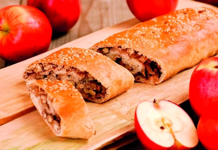 Pe langa faimoasele poale-n brâu, la fel de gustoasă este și rulada moldovenească cu mereclickpoftabuna.ro