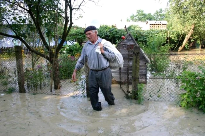 Sute de locuinte au fost puse la pamant de ape, insa oamenii nu au primit niciun leu pentru ca nu aveau asigurate casele FOTO stiri.botosani.ro