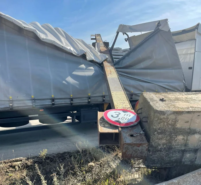 Limitatorul de înălțime, prăbușit peste camion. Foto: IPJ Hunedoara