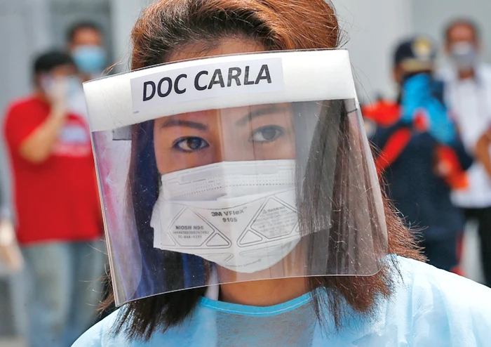 Numele doctorului, pe scutul de protecţie