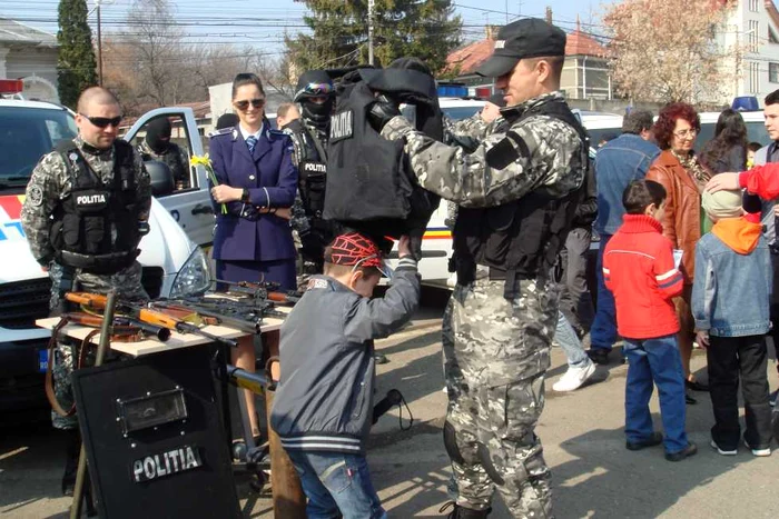 Copiii au pus mâna pe armele folosite de poliţişti