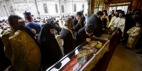 Credincioşi se roagă la racla Sfântului Cuvios Dimitrie cel Nou Ocrotitorul Bucureştilor într-un pelerinaj la Catedrala Patriarhala din Bucureşti FOTO Mediafax Foto / Andreea Alexandru