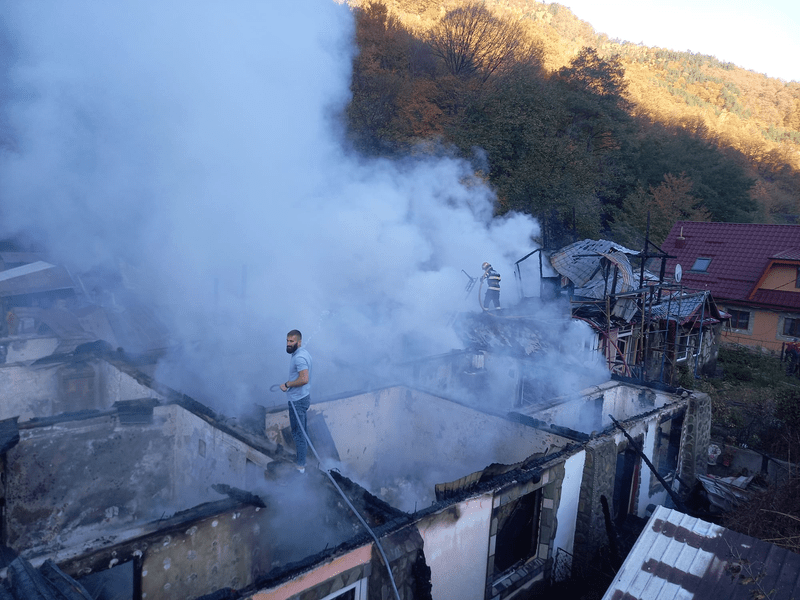 Familiile ruinate de incendiu, din Siriu, primesc ajutor de la rezerva de stat. Sinistrații vor locui în containere  