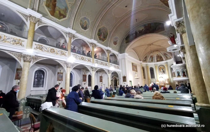 slujba de inviere biserica romano catolica din hunedoara foto daniel guta adevarul