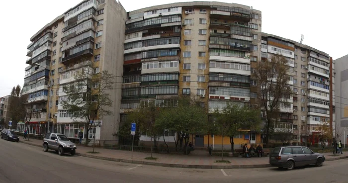 Cele trei scări ale blocului turn GA 15 aflat vizavi de piaţa Zahana sunt cele mai urâte din între oraşul (Foto: Mugurel Manea)