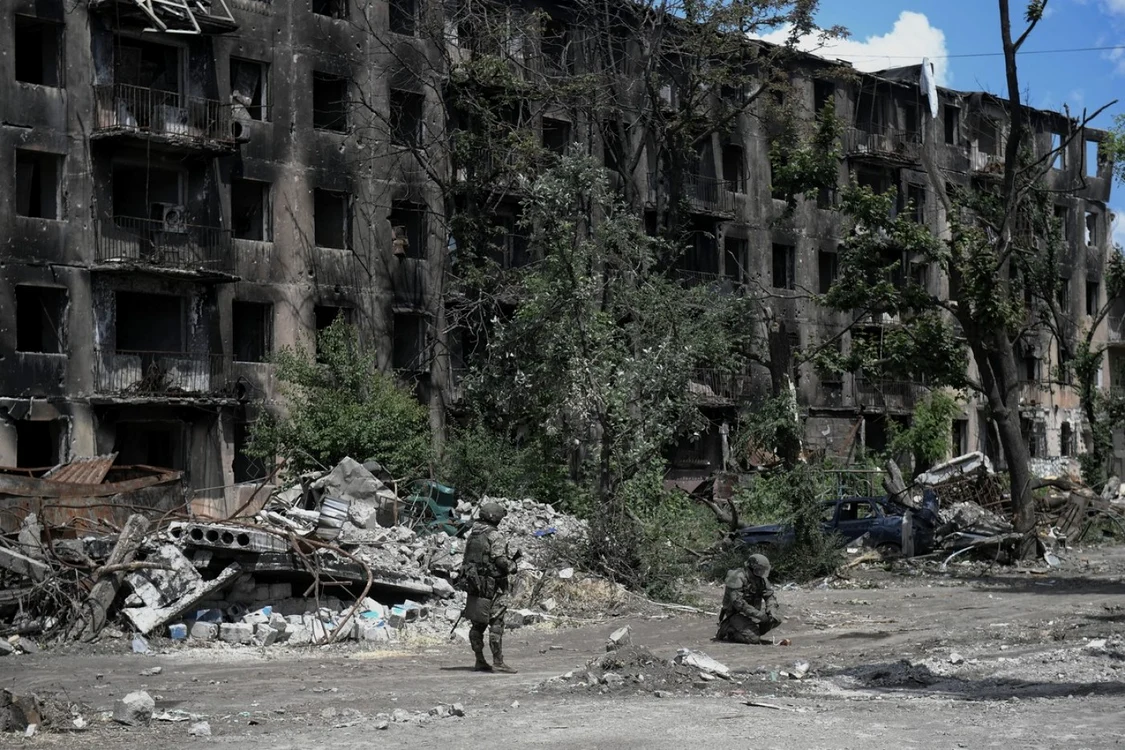 Genişti ruşi dezamorsează mine în jurul combinatului siderurgic Azovstal din Mariupol. FOTO Profimedia