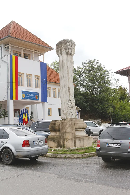 Controversatul  monument din  centrul comunei