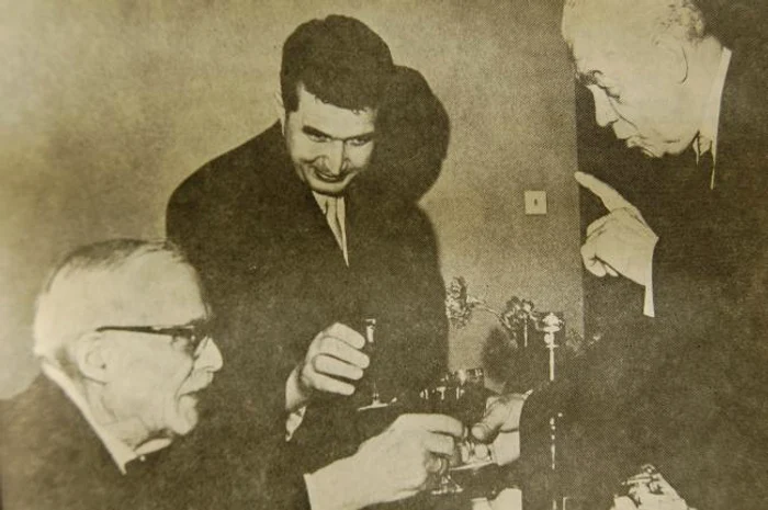 Fotografie document. Ceaușescu alături de Tudor Arghezi. Foto: Historia