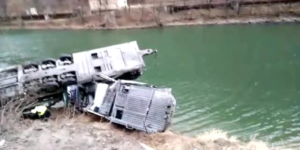 Mai multe maşini au căzut în râul Olt în urma unui accident pe DN 7, pe Valea Oltului în Vâlcea