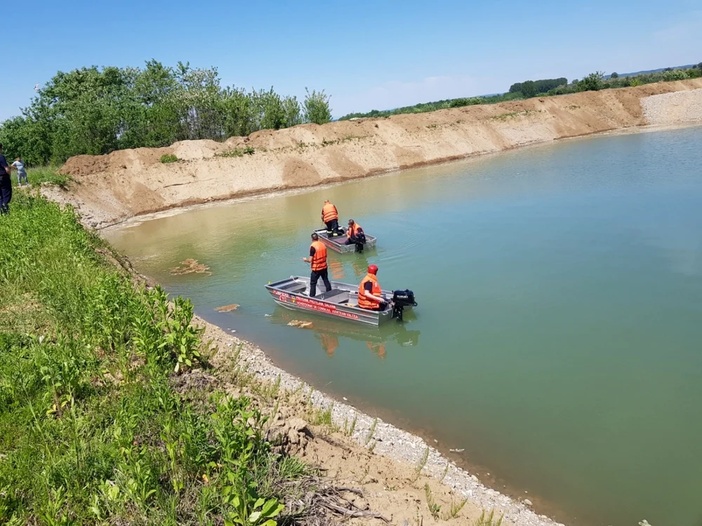 Doi tineri au căzut într-un lac de lângă râul Olt în Ioneşti - Vâlcea Foto ISU Vâlcea