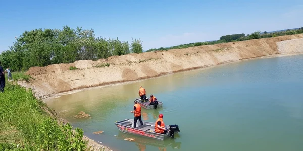 Doi tineri au căzut într-un lac de lângă râul Olt în Ioneşti - Vâlcea Foto ISU Vâlcea
