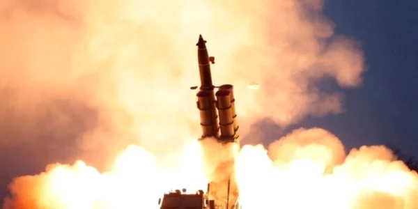 Lnsator de rachete multiple prezentat de agentia nord-coreeana KCNA FOTO AFP