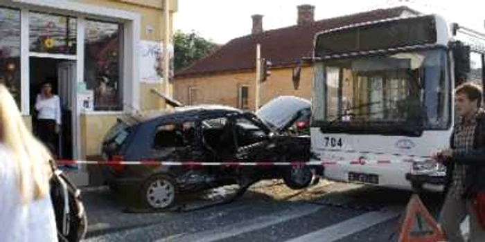 Cluj: Accident grav cu un autobuz în centrul Clujului (GALERIE FOTO)